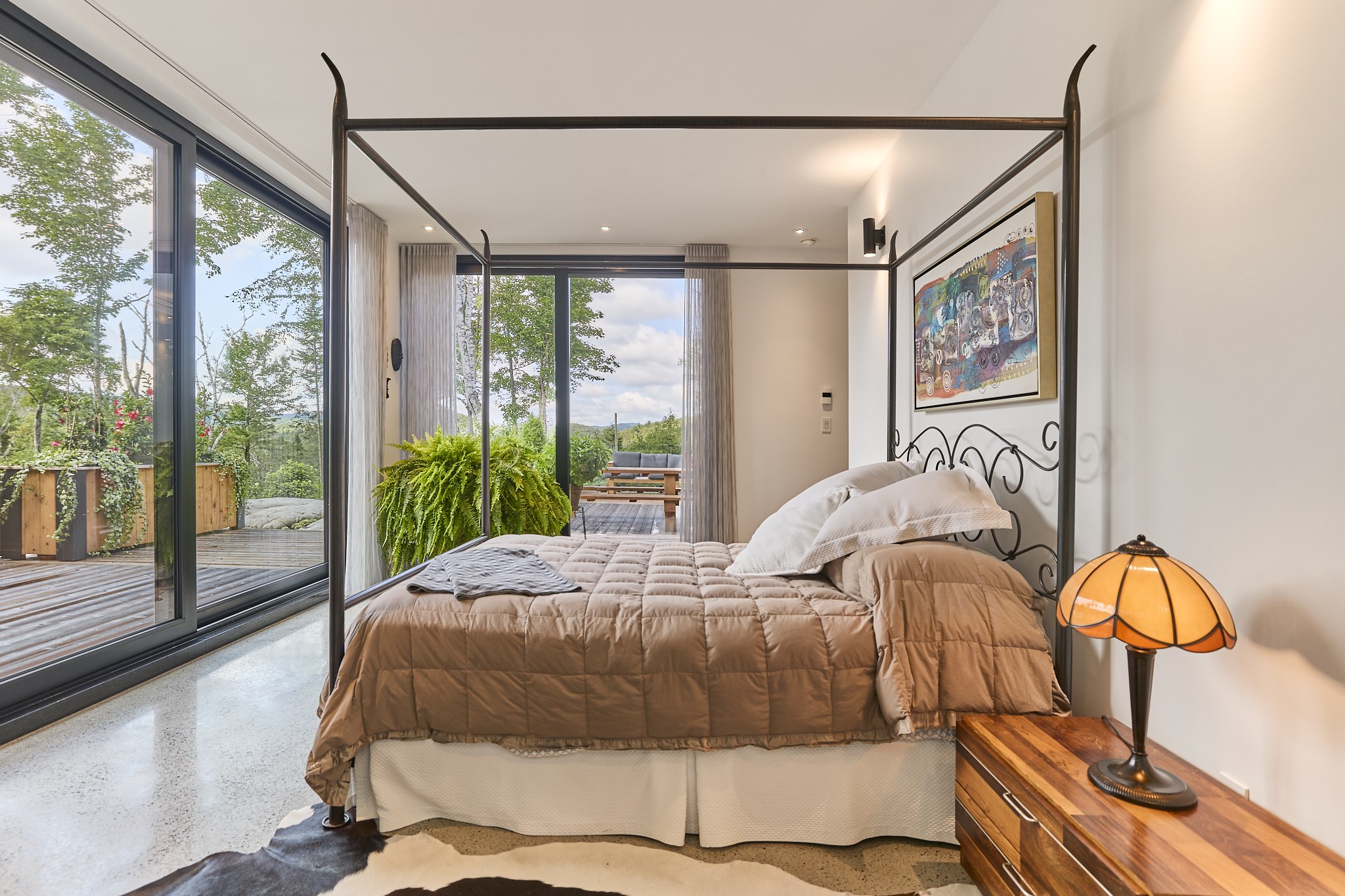 Chambre avec fenêtres donnant sur la forêt